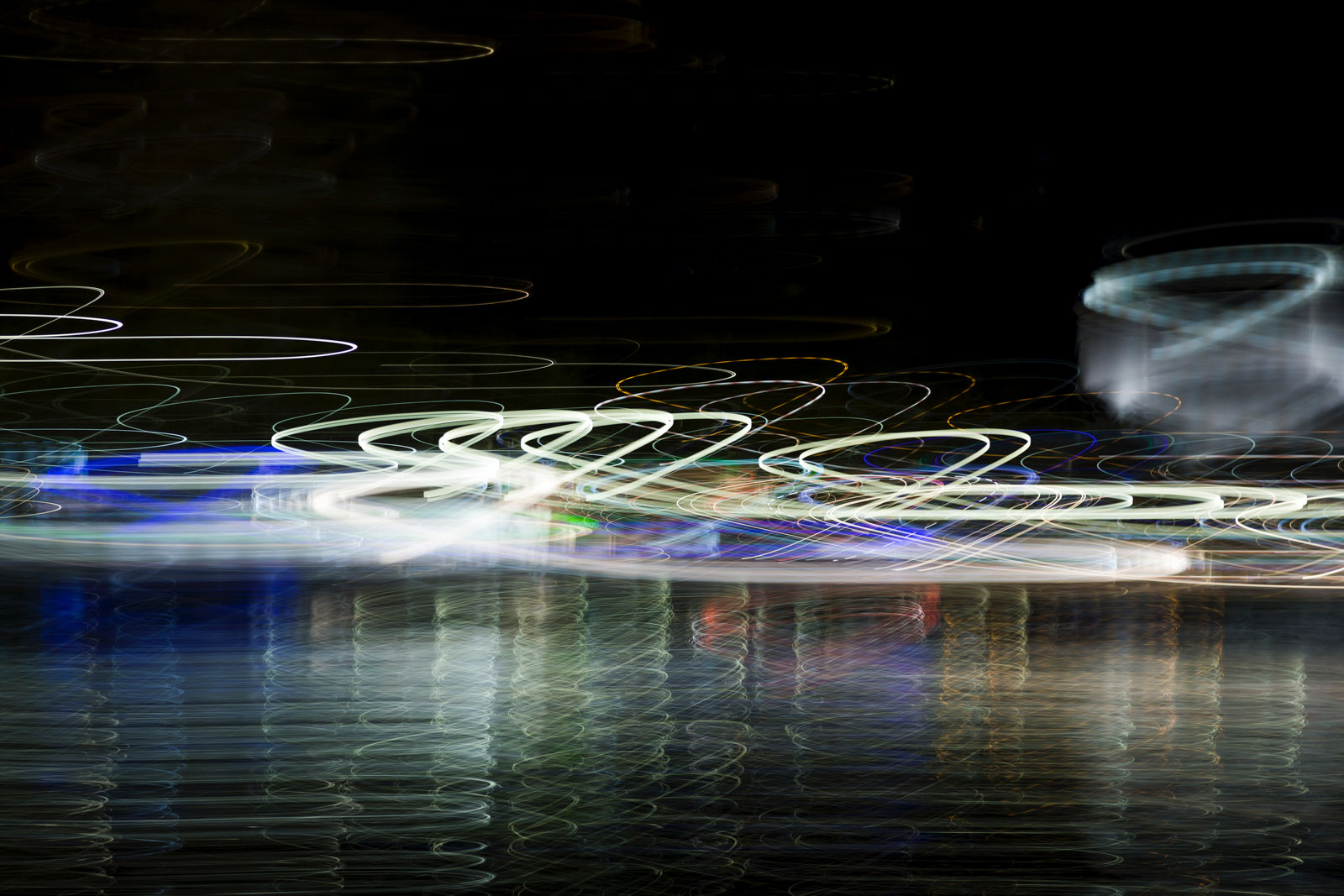 Luci notturne sfocate per l'articolo sul tempo trascorso online e Sonnambuli Digitali