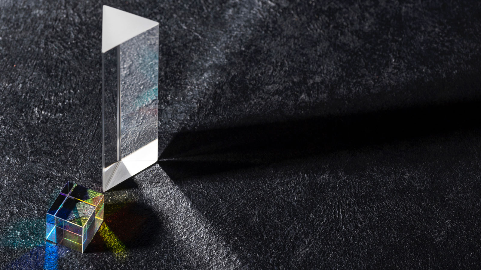 Raggi di luce attraverso un prisma per l'articolo sulla pigrizia digitale e ricerca immediata