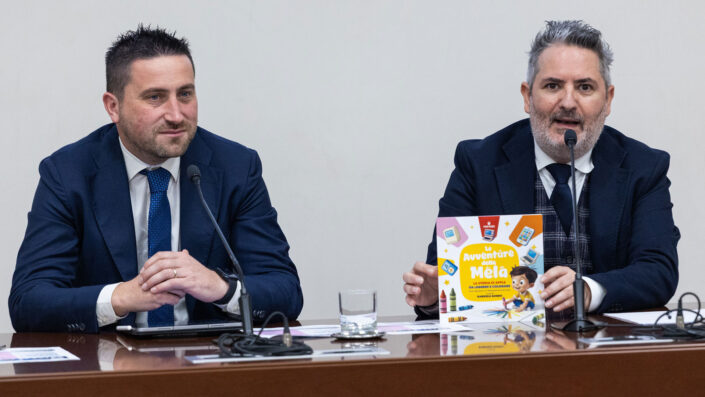 Ho presentato il mio libro Le Avventure della Mela nel Palazzo della Regione - 1 - Gabriele Gobbo